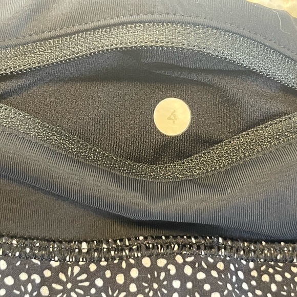 lululemon Speed Short Size 4 in Freckle Flower Black White NWT - Picture 5 of 6